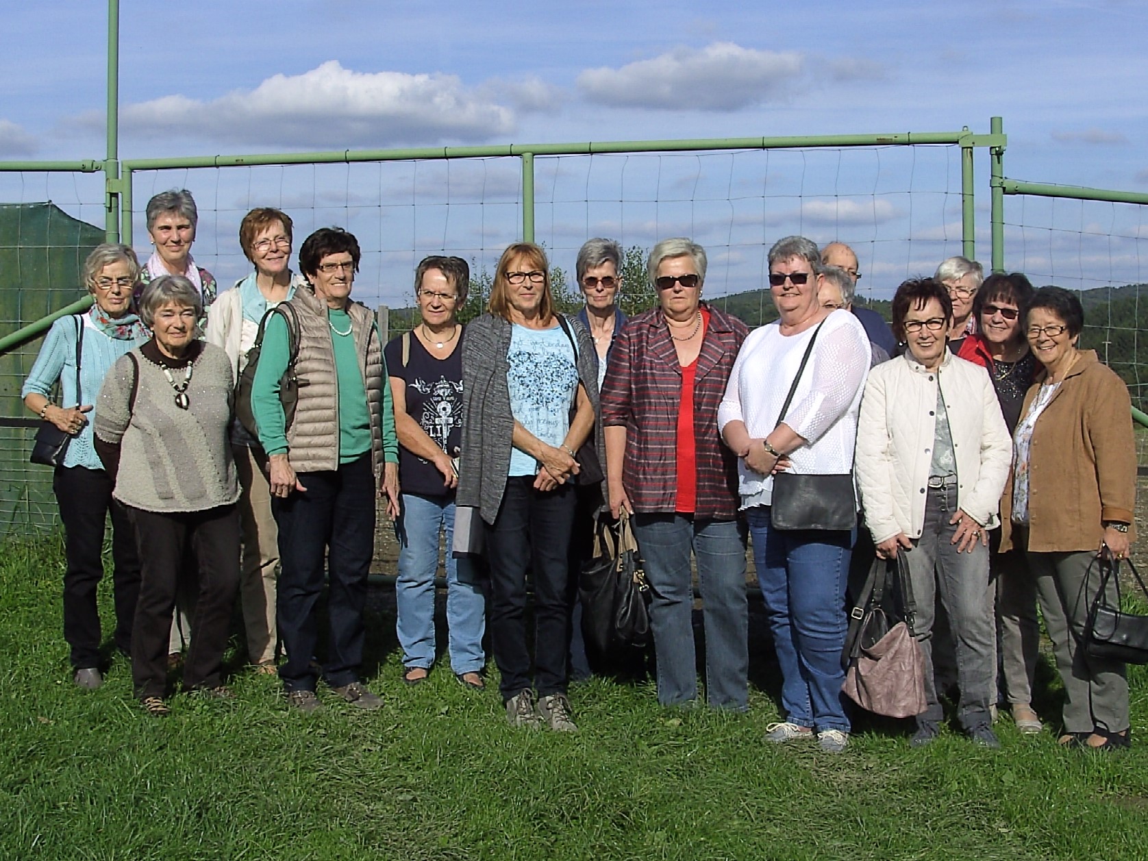 Landfrauen Frischer Wind vor Strauengehege. Foto: Landfrauen