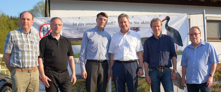 Veranstalter und Referenten eines Vortragsabends im Brgerhaus Friesenhagen-Steeg ber Windkraft: (von links) Horst Braun, Udo Otterbach (beide Brgerinitiative Wildenburger Land/BI), die Referenten Dr. Bjrn Peters und Matthias Wilkes, Christoph Gehrke und Christoph Buchen (beide BI). (Foto: Hermann-Josef Schuh) 