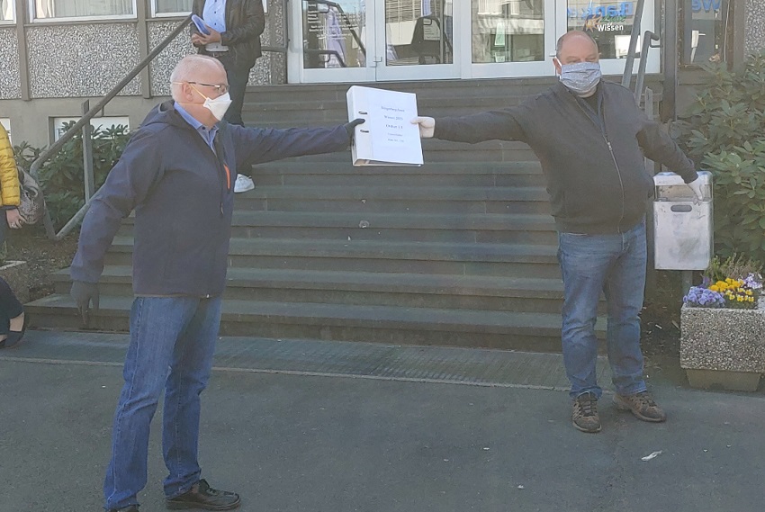 Bei der bergabe der Unterschriftenliste vor dem Rathaus. (Foto: BI Wissen)