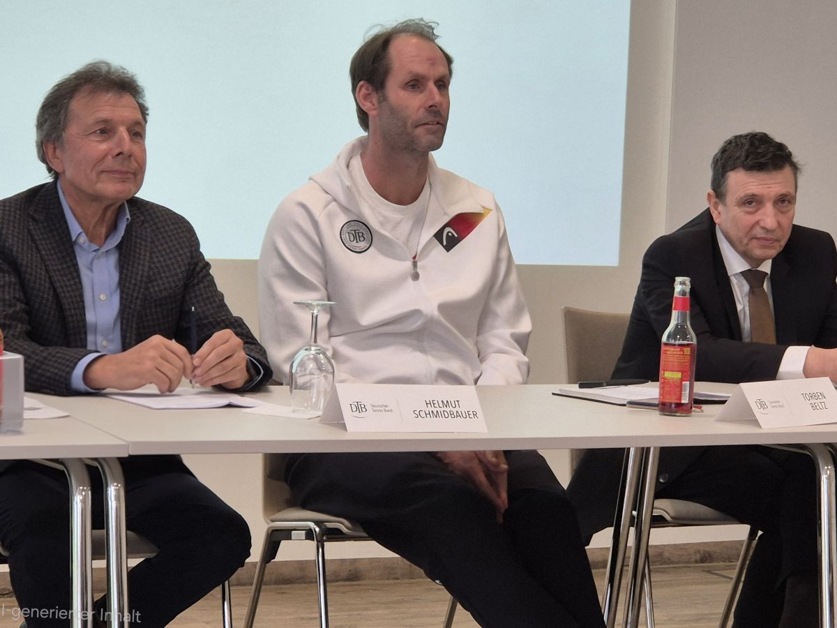 Der neue Teamkapit�n Torben Beltz�wird �flankiert� von Razvan Mihai (rechts) und Helmut Schmidbauer.  (Foto: vh) 