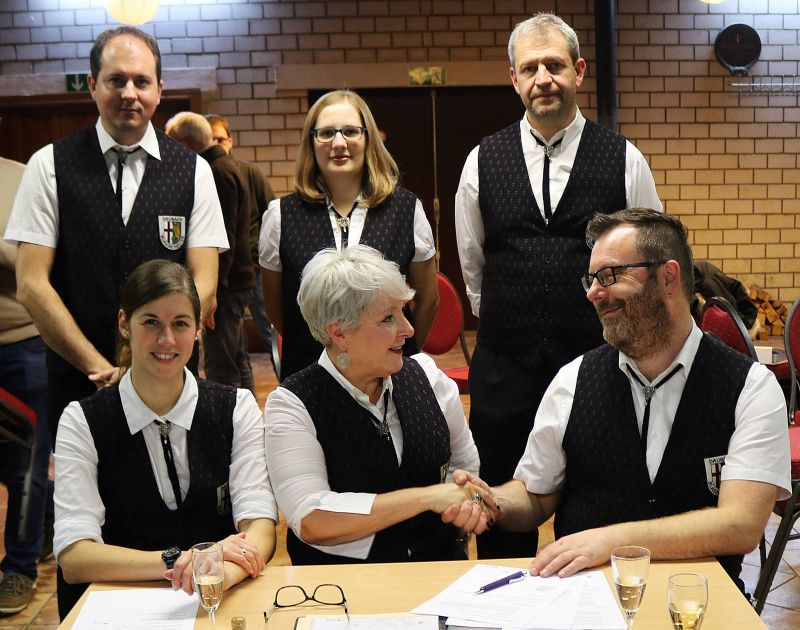 Der Vorstand gratuliert Walter L. Born (vorne rechts) zur musikalischen Leitung des Vereins: Christian Frink (hinten links), Theresa Haas (von links nach rechts), Helmut Scheloske, Daniela Born, Kornelia Bicking. Fotos: Blasorchester Daubach