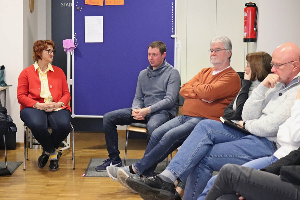 Die Moderatorin Silvia Andree managte gekonnt die groe Anzahl der Wortbeitrge in der regen Diskussion. Fotos: Brgerliste