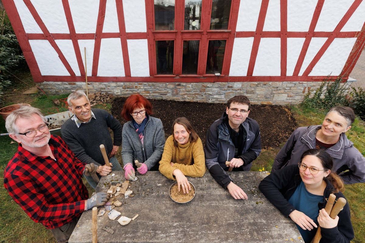 Von links: Guido Thabe, Blhwiesen-Experte Rudi Hehl, Judith Pfeifer, Annette Aller, Thomas Rudolph, Annekatrin Lambrecht und Nadine Bongard. (Foto: privat)