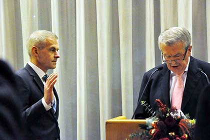 Fred Jngerich wurde offiziell mit der Vereidigung durch den Beigeordneten Heinz Dber in das Amt eingefhrt. Fotos: kk