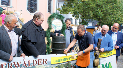 Fassanstich zum Bauernmarkt: (von links) Georg Gro (Bauernverband), Pfarrer Martin Krten, Ingo Rolland (Erzquell-Brauerei), Stadtbrgermeister Berno Neuhoff, Landrat Michael Lieber und Thomas Klschbach, Vorsitzender des Treffpunkt Wissen. (Foto: as) 