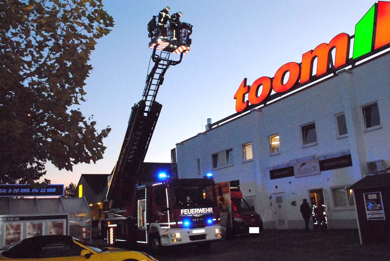 Feuerwehreinsatz am toom Baumarkt in Altenkirchen (Fotos:kk)