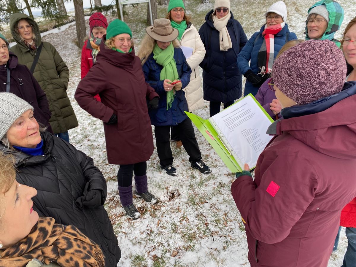 Anja Roos (vorne rechts) hatte einen winterlichen Literaturspaziergang unter dem Motto "Es blaut die Nacht, die Sternlein blinken" zusammengestellt. (Foto: B�cherei Holler)
