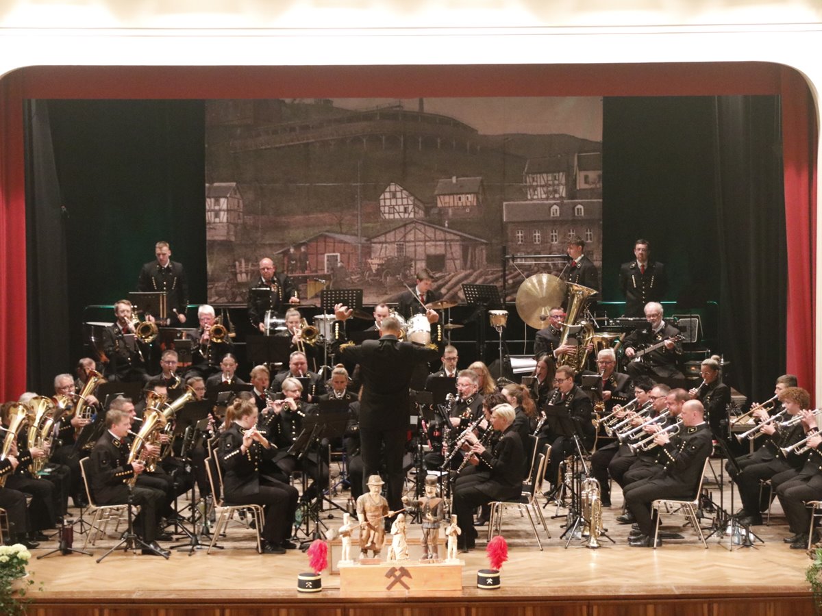 Gro�es Orchester des Bollnbacher Musikvereins unter der Leitung von Andreas Gl�ckner (Foto: Verein)