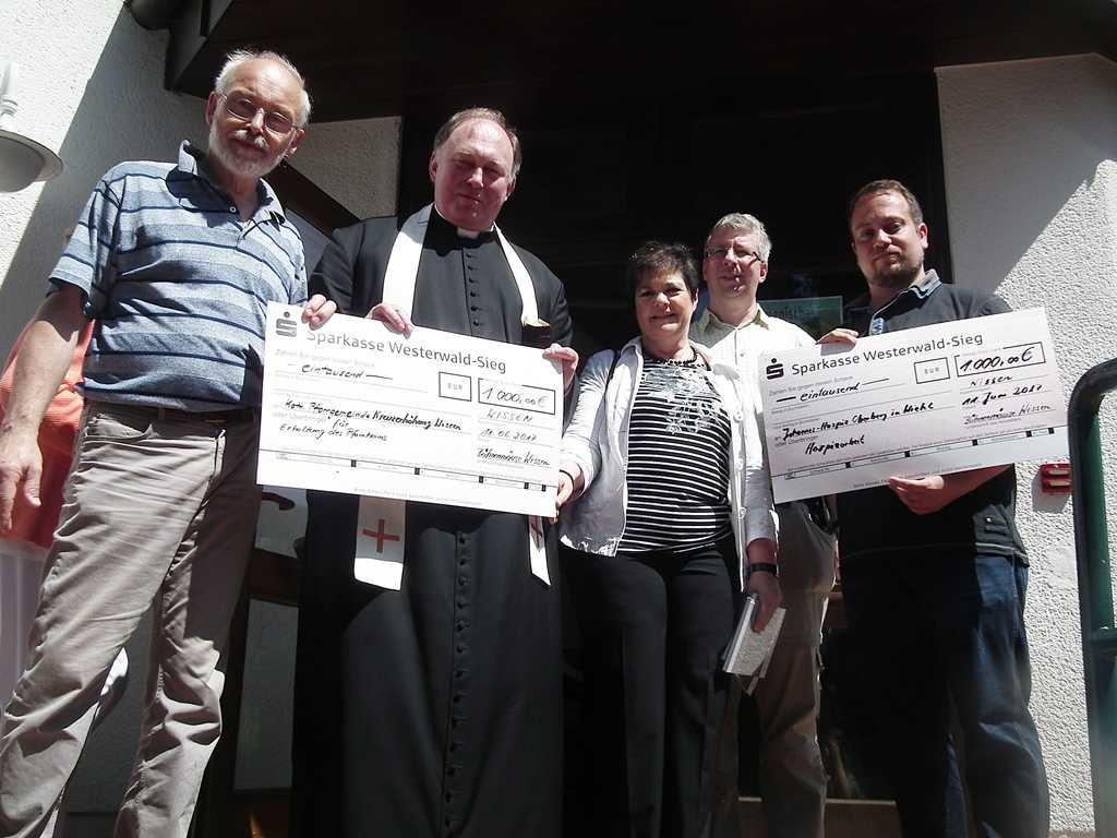 Nikolaus Rausch, Pastor Martin Krten, Barbara Heer, Jens Wllner und Jens Stube bei der Spendenbergabe in Wissen. Foto: Regina Steinhauer 