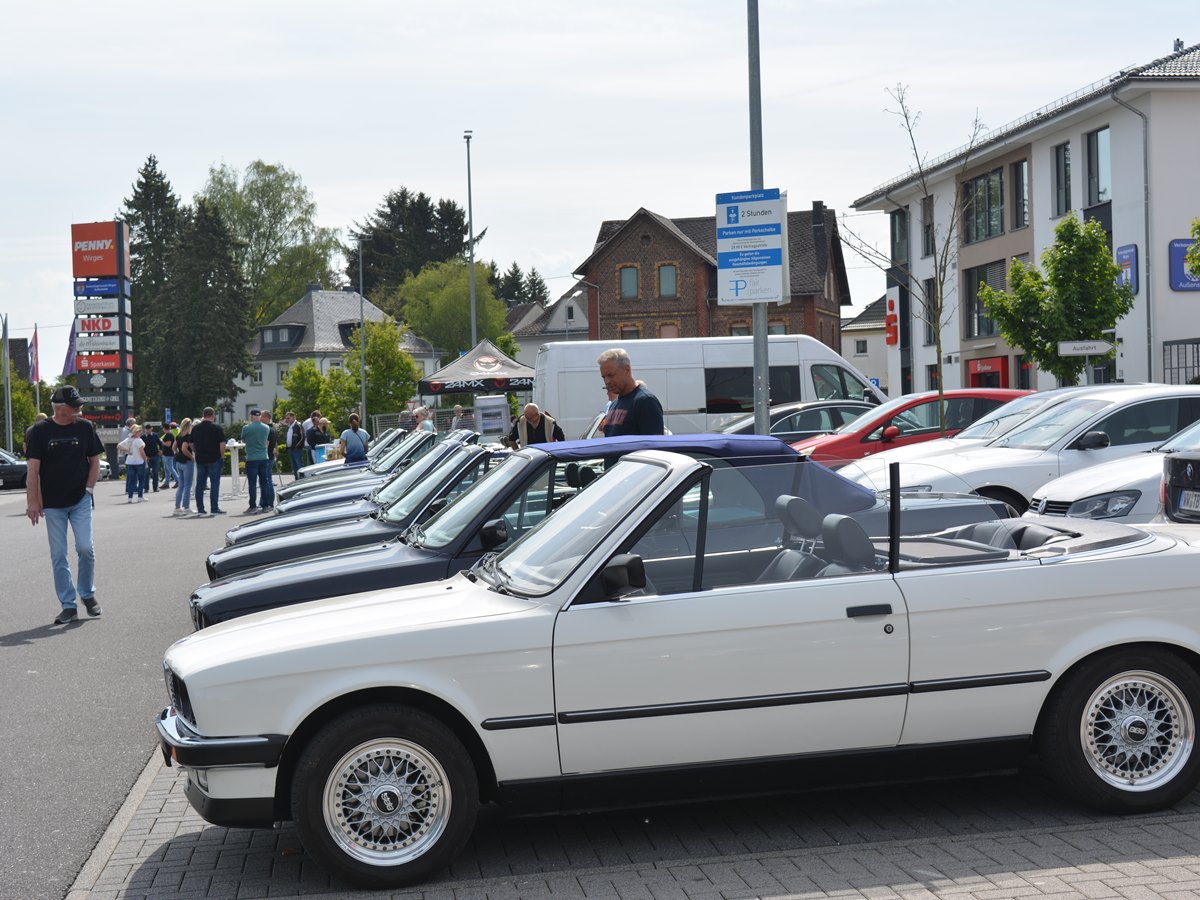 Zahlreiche BMW-Cabrio-Fahrer fanden sich in Wirges ein. (Foto: Wolfgang Rabsch)