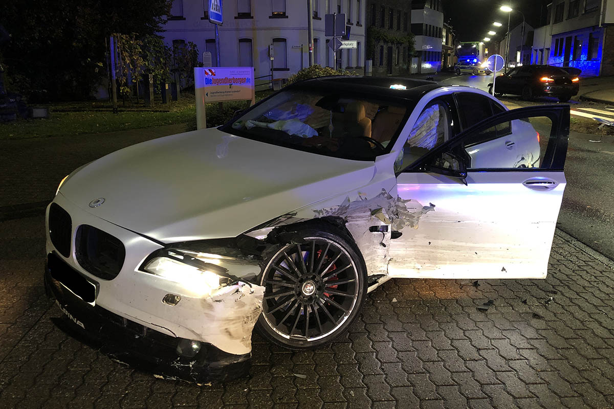 18-Jähriger baut mit 7er-BMW schweren Unfall