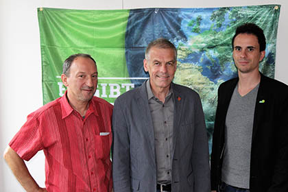 Fraktionsprecher Jrgen Salowsky (links) und Vorstandssprecher Kevin Lenz (rechts) sagten Fred Jngerich die Untersttzung zu. Foto: Bndnisgrne