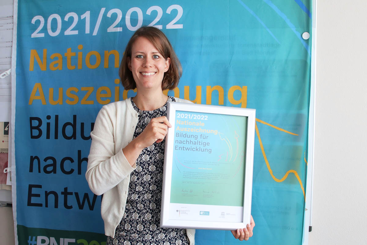 Johanna Hgner von der Stadt Bad Honnef hlt die nationale Auszeichnung - Bildung fr nachhaltige Entwicklung in Hnden. Foto: Stadt Bad HOnnef