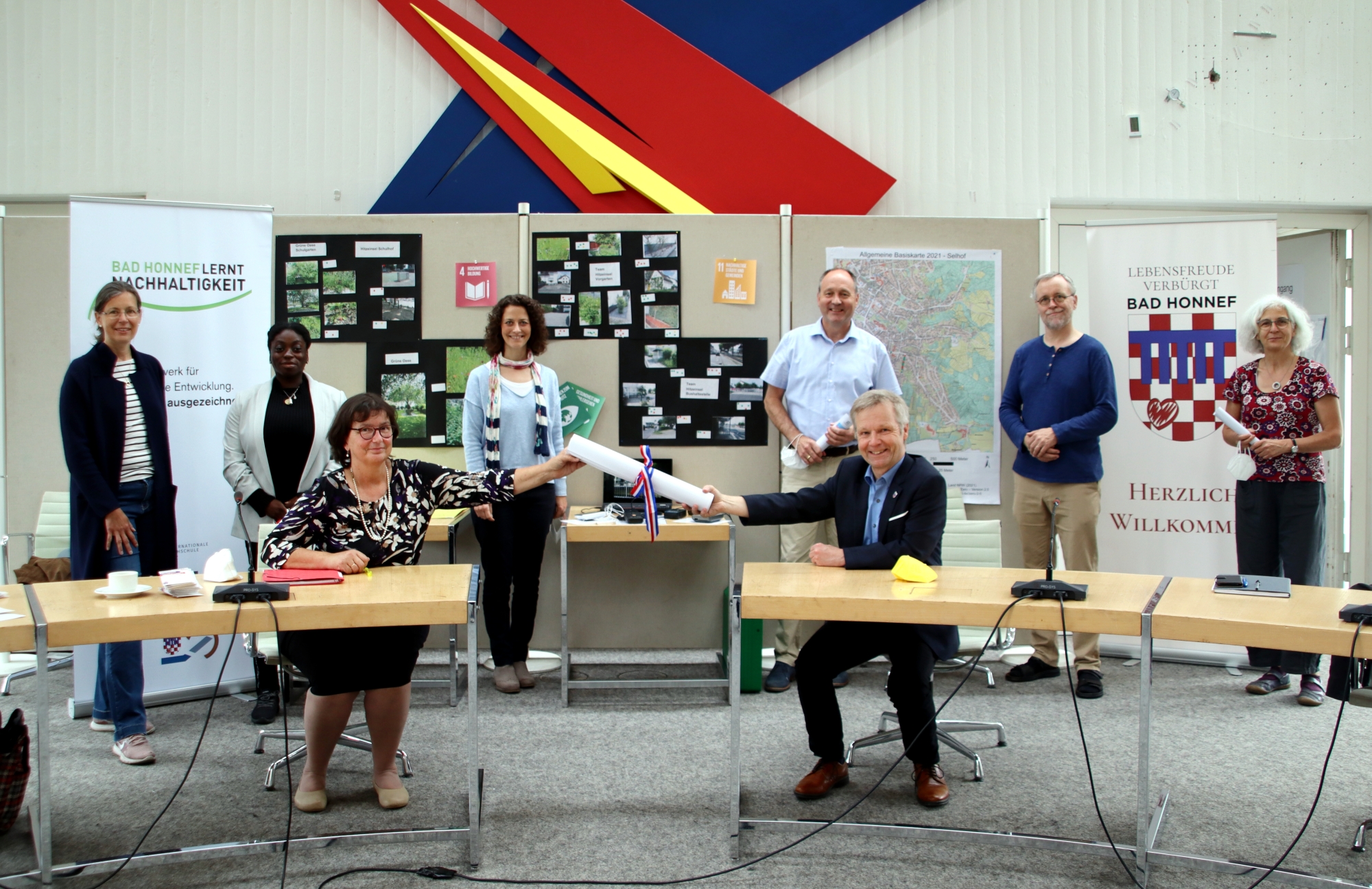 Von links: Nicole Geier (IU Internationale Hochschule), Angela Bren (Leo Club Bad Honnef), Daniela Paffhausen (Bad Honnef AG), Hans-Joachim Lampe-Booms (Abwasserwerk der Stadt Bad Honnef), Dr. Dirk Krmer (Privatschule Schloss Hagerhof) und Cornelis Wei (Drachenfelsschule Knigswinter). Foto: Stadt Bad Honnef