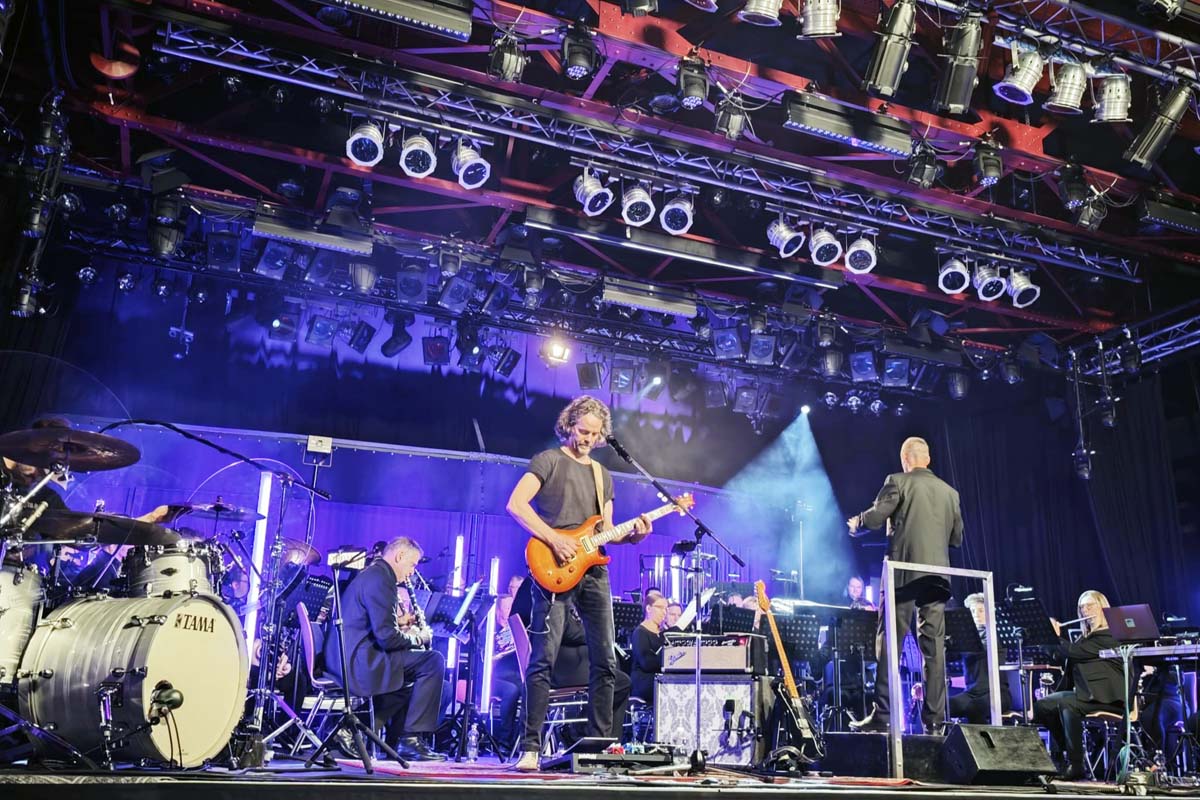 Blserphilharmonie Oberberg trifft "Superthousand": Besonderer Sound in Wissen 