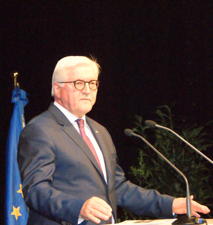 Bundesprsident Frank-Walter Steinmeier lobte im Wissener Kulturwerk all diejenigen
die nicht in der Sofaecke sitzen und meckern und nicht darauf warten, was Staat und Politiker machen, sondern die die rmel hochrempeln und arbeiten. Ich habe den Eindruck, genau an einem solchen Beispiel sind wir hier. (Fotos: Schultheis)