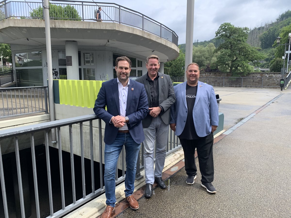 Stadtbrgermeister Johannes Behner, Brgermeister Joachim Brenner und City- und Stadthallenmanager Kevin Wallimann vor der ehemaligen Goldschmiede Zller in der Betzdorfer Innenstadt. (Foto: SASC)