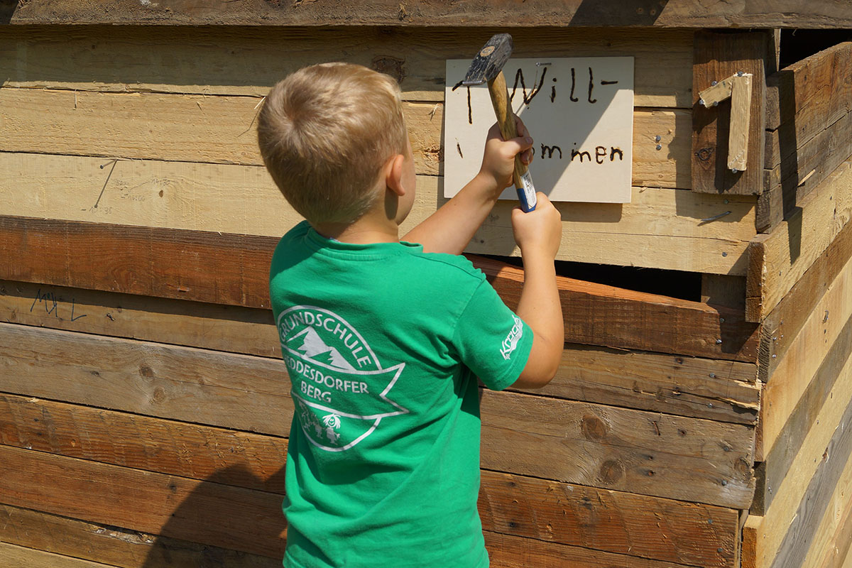 Die Kinder brachten Willkommensschilder an ihren Htten an und stellten zahleiche Insektenhotels her. Fotos: Stadt Neuwied