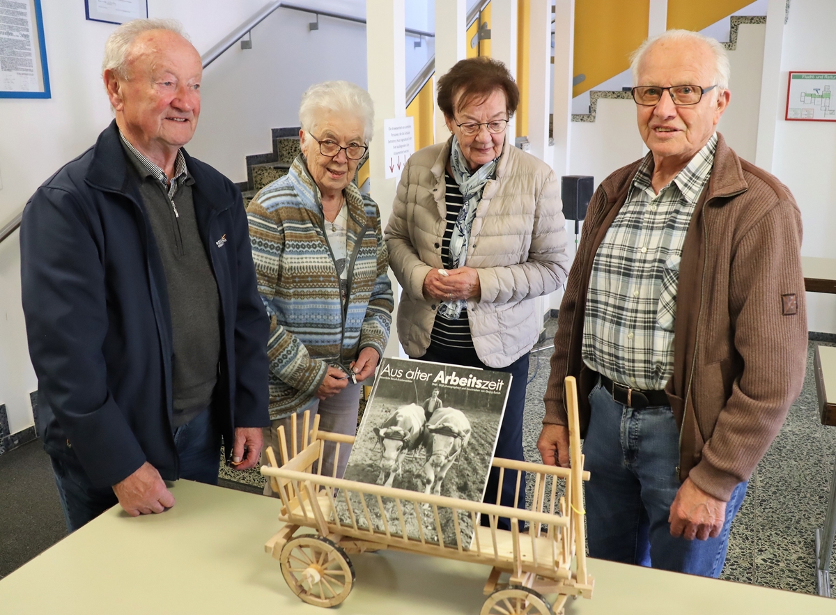 Renate und Josef Schlosser (2. und 4. von links) beim Treffen der 555er im Gesprch mit Heinz-Gnter und Lucia Knopp aus Hbingen ber ihr Modell des historischen Heuerntewagens
(Foto: PM)
