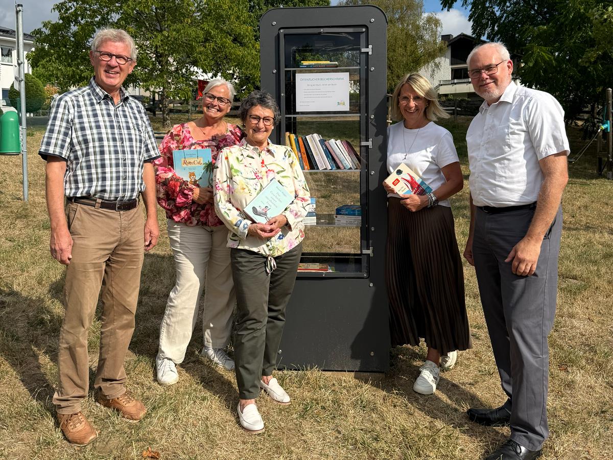 Der neue B�chertauschschrank am Roniger Hof wurde erstmals best�ckt. Mit dabei waren Dieter Lehmann, Stadtrat, Liz Lehmann vom LiteraturSofa Linz, die 1. Beigeordnete Ruth Zimmermann sowie Stephanie Collu und Stefan Baumeister vom Interessenkreis Linz-Roniger Hof. (Foto: Veranstalter
