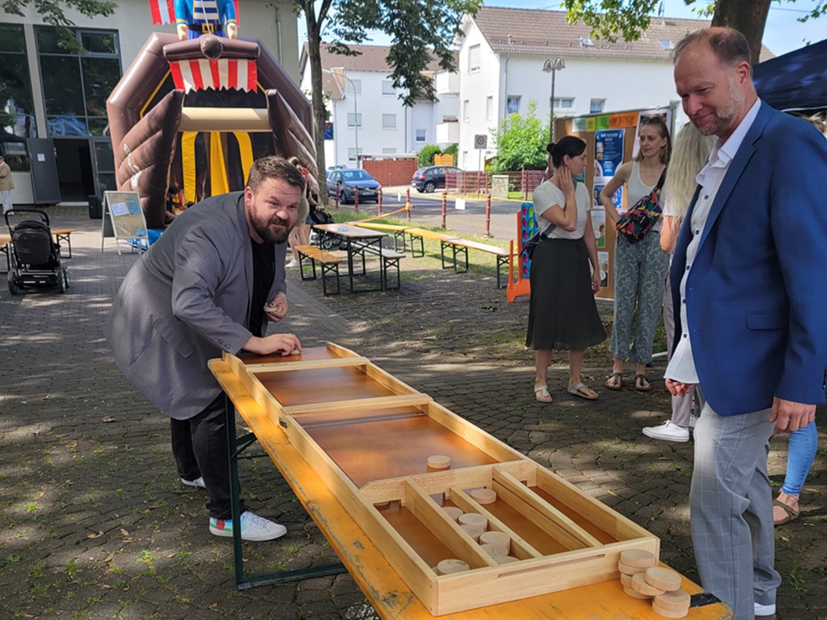 Im vergangenen Jahr besuchten Brgermeister Christoph Mohr und Fachbe-reichsleiter Ordnung und Soziales, Thomas Bach, den Sommertreff und testeten die zahlreichen Spiele. (Foto: T. Artzdorf)