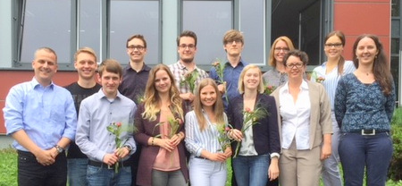 Die Verwaltungsfachangestellten mit ihren Lehrern Winona Spies (rechts), Britta Caro-Longerich (2. v. r.) und Thorsten Naber (links). (Foto: BBS Wissen) 
