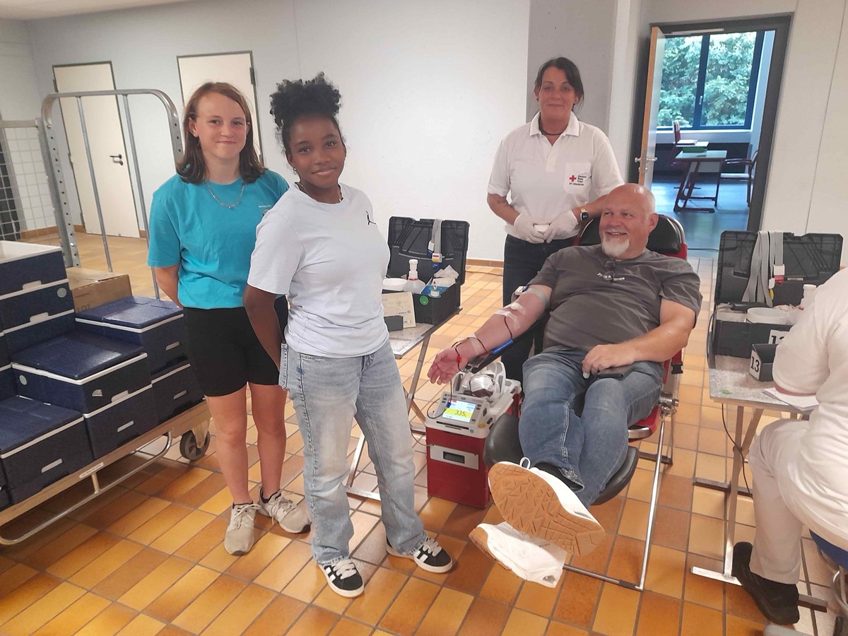 Ralf Scheffler aus Forst gehrte zu den 98 Blutspendern beim jngsten Termin im Wissener Gymnasium. Betreut wurde er von den heimischen Rotkreuz-Ehrenamtlern Leyla Roth, Hobby Rck und Nicole Thielmann. (Foto: Bernhard Theis)