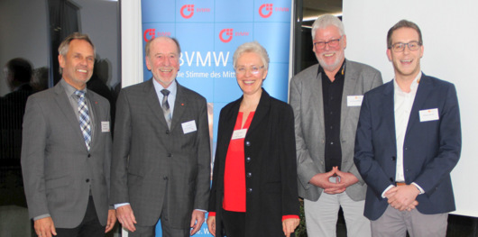 Die Persnlichkeit zhlt: (von links) Wolfgang Nies und Rainer Jung, BVMW, Dr. Heike Jacobsen, Hartwig und Philipp Mller, Optiflex GmbH. (Foto: Cornelia Bauer)