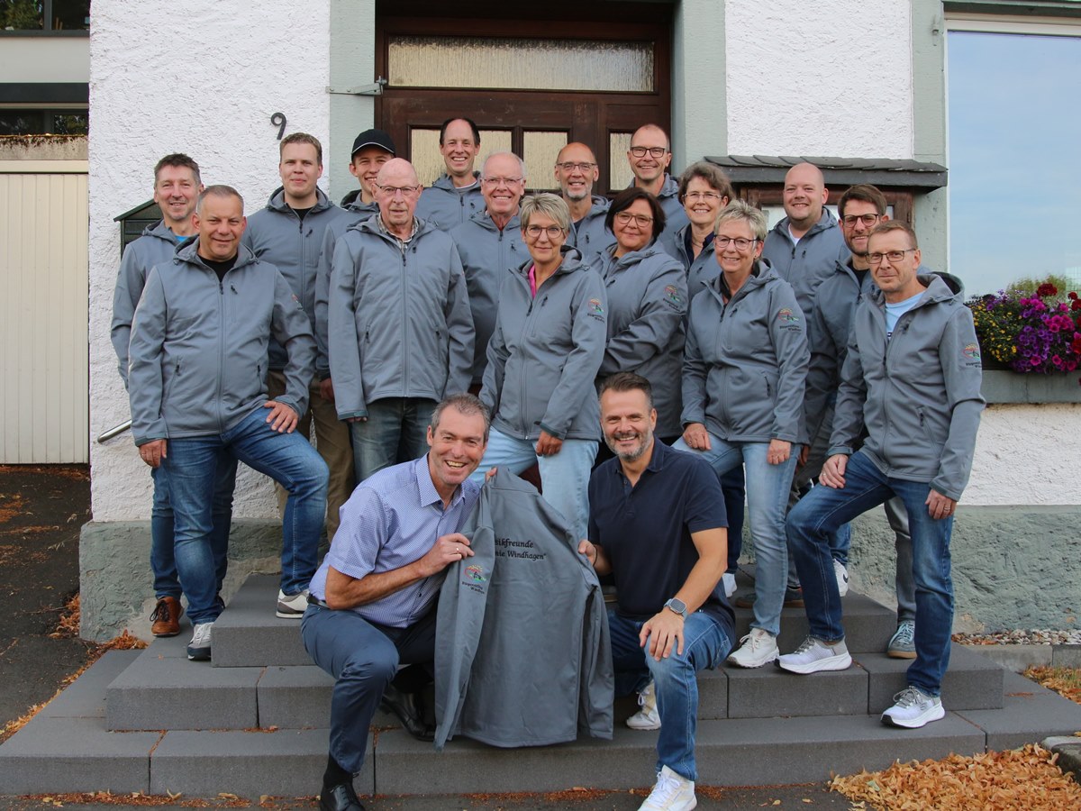 Das Foto zeigt Stefan Feldens (links) und Holger Krumscheid sowie die Mitglieder des Musikvereins Harmonie Windhagen. (Foto: Holger Krumscheid)