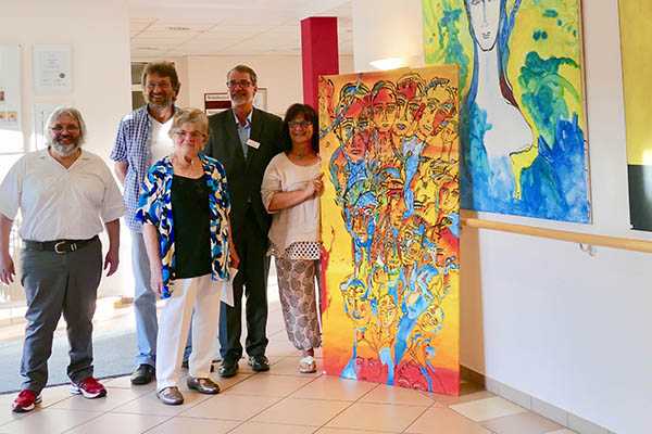 Foto von links Gregor Klutmann, Jrg Berger, Marianne Liesenfeld, Einrichtungsleiter Sven Lefkowitz und Petra Klutmann-Berger mit Werken von Jrgen Liesenfeld - LfD  anlsslich der Vernissage. Foto: pr