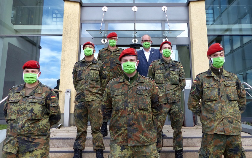 Die Bundeswehr untersttzt das Kreisgesundheitsamt in AItenkirchen. Landrat Dr. Peter Enders (hinten rechts) und Oberstleutnant der Reserve Hans-Jrgen Merten (hinten links) vom Kreisverbindungskommando begrten die Verstrkung vom Artillerielehrbataillon aus Idar-Oberstein in der Kreisstadt. (Foto: Kreisverwaltung)