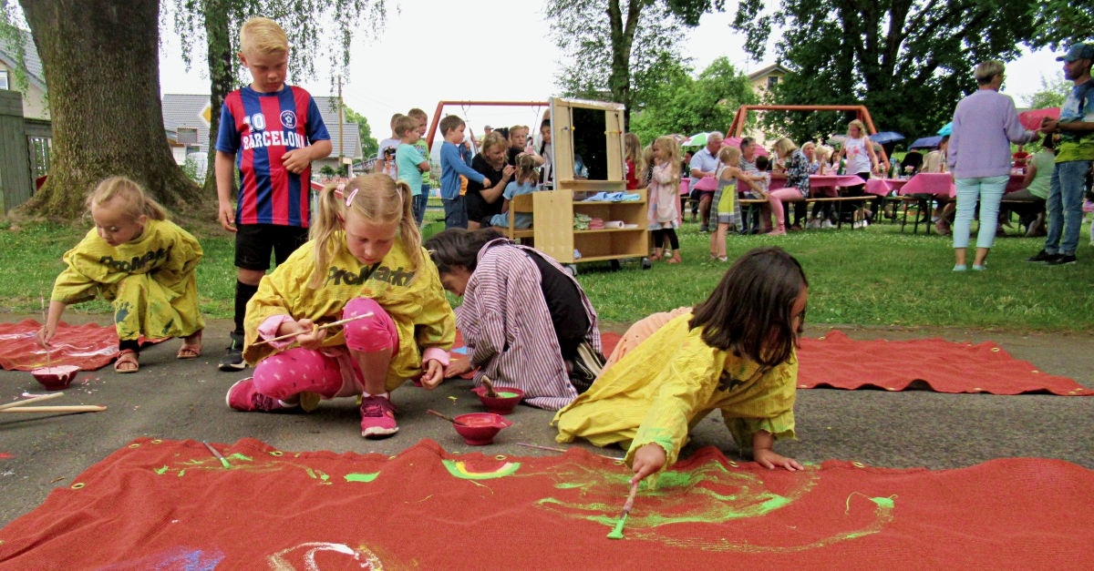 Die Kinder verewigen sich auf der neuen Sichtschutzplane. (Foto: Kita "Wundertte")