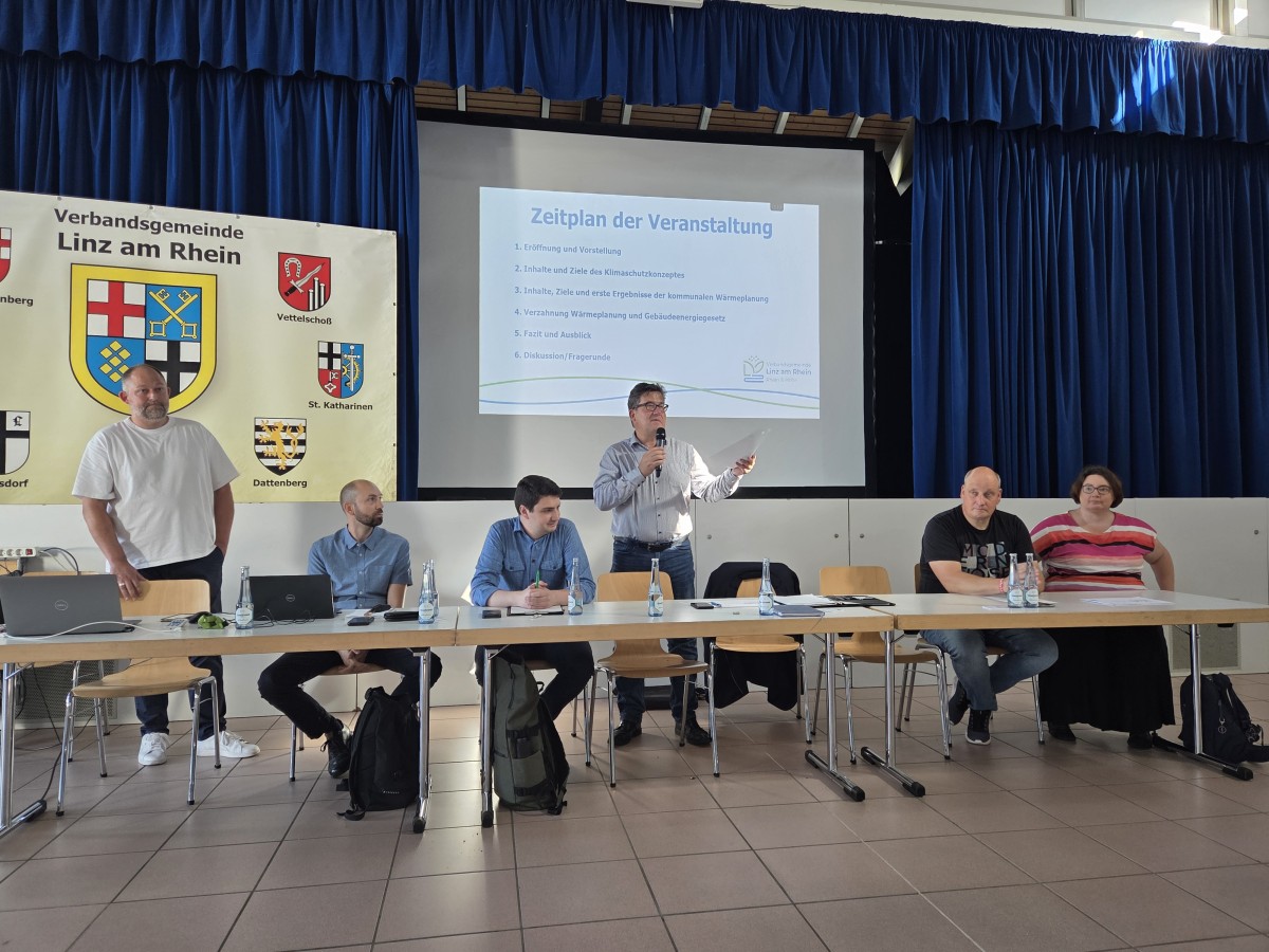 Pascal Labonde, Daniel Owald, Emanuel Altmeier, Brgermeister Frank Becker, Wolfgang Krumscheid, Andrea Schlter  (Fotos: Joscha Wlbert)