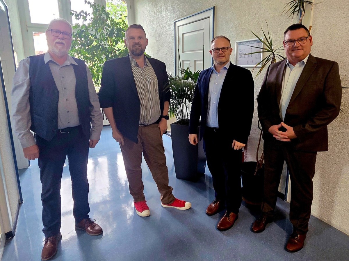 Interkommunale Zusammenarbeit nicht nur �ber Stadt-, sondern auch �ber Kreisgrenzen hinweg: Das haben SBN-Vorstand Stefan Herschbach, Neuwieds Oberb�rgermeister Jan Einig, Bendorfs B�rgermeister Christoph Mohr und der Erste Beigeordnete Peter Schneider fest im Blick. (Fotos: Theresa Artzdorf/Stadtverwaltung Bendorf)