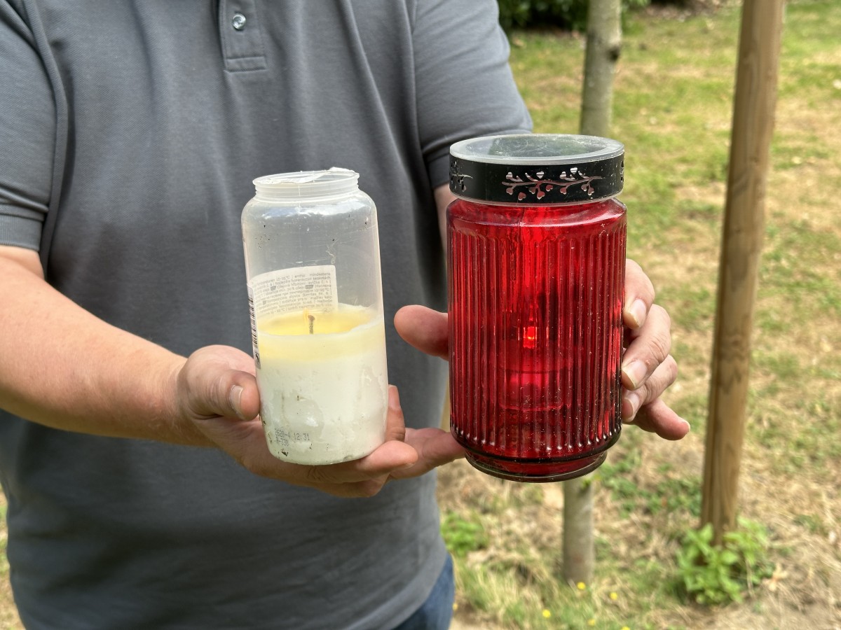 Die Servicebetriebe Neuwied empfehlen LED-Grablichter (rechts) statt Kerzen mit offener Flamme (links) zu nutzen, um die Brandgefahr auf Friedh�fen zu vermeiden. (Foto: Dennis Steinhardt/SWN)