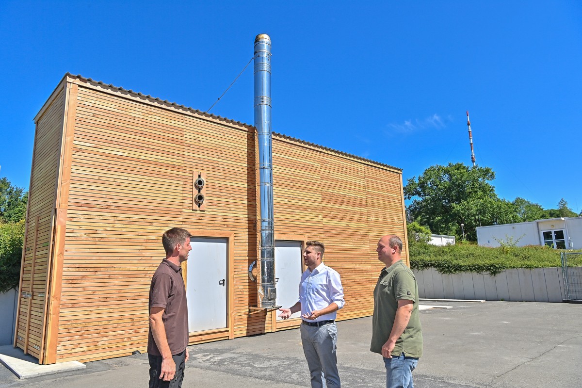 B�rgermeister Marvin Kraus (Mitte) und Projektleiter Pascal Wagner (rechts) vom Bauamt der Verbandsgemeindeverwaltung informierten sich ausf�hrlich bei Daniel Rahn von MANN Energie �ber technische Details der Anlage Bad Marienberger Schulzentrum. (Foto: W�ller Energiezeitung)