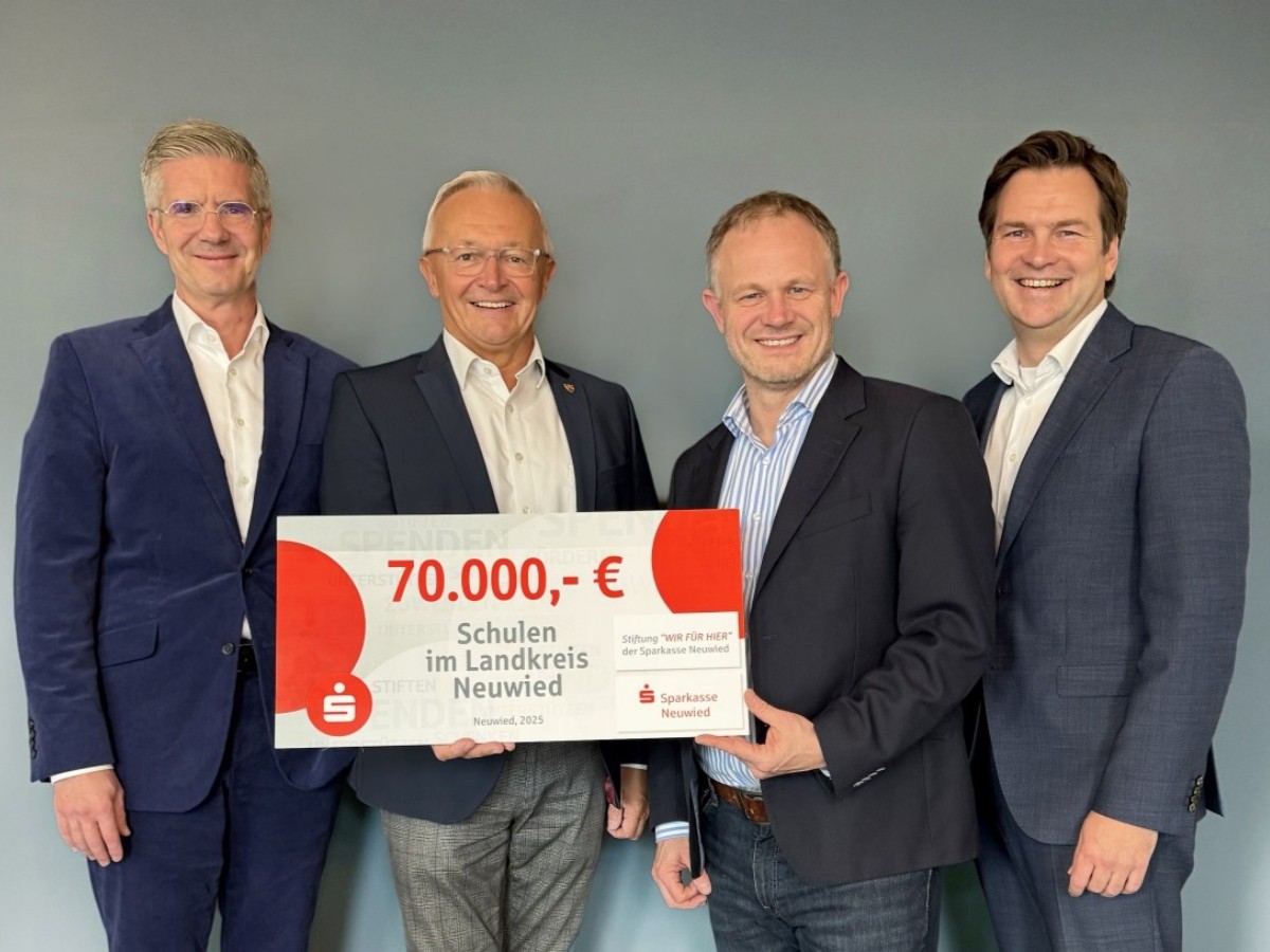 Scheckbergabe (Foto: Thomas Herschbach)