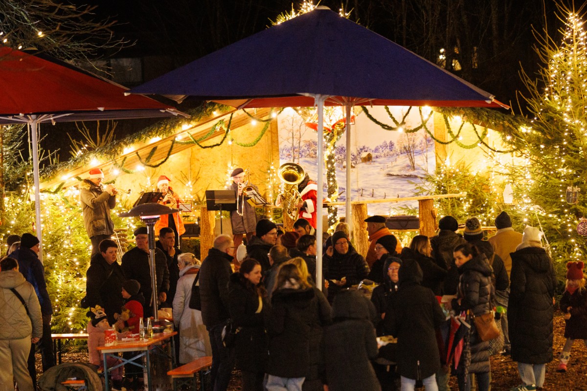 Lichterglanz auf dem Rathausplatz: Mehr als 200 Menschen haben die besondere Stimmung von "Weihnachten fr alle" genossen. (Fotos: Peter Bongard)