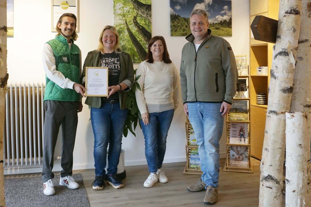 Oliver Filby, kommissarische stellvertretende Gesch�ftsf�hrung und Nachhaltigkeitsbeauftragter des Westerwald Touristik-Service, Bianca Weber und Kerstin Guckert von der Tourist Information "Hoher Westerwald" sowie Gerrit M�ller, B�rgermeister der Verbandsgemeinde Rennerod, bei der Urkunden�bergabe zur Auszeichnung der Tourist Information "Hoher Westerwald" als Partnerbetrieb des "Nachhaltigen Reiseziels Westerwald" (Foto: Kerstin Guckert)