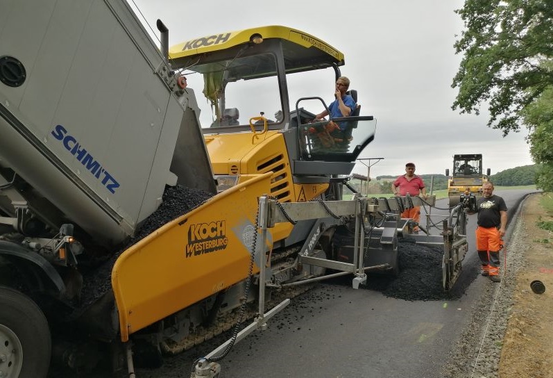 Zwei Asphaltschichten sind auf der K 40 zwischen Altenkirchen-Honneroth und Bachenberg bei der Sanierung schon eingebaut worden. In zwei Monaten knnten die Arbeiten abgeschlossen sein. (Foto: hak)