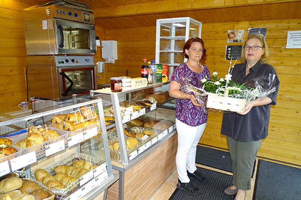 Zur Geschftserffnung von Beates Backwaren gratulierte Ortsbrgermeisterin Birgit Schmidt (rechts) mit einem bepflanzten Blumenkorb und wnschte Beate Mertens viel Erfolg. Foto: Willi Simon