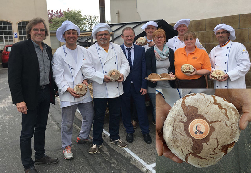 Freude bei den Protagonisten der Backnacht und OB Einig, Amtsleiterin Petra Neuendorf und KHW-Geschftstellenleiter Fred Kutscher (ganz links) ber die Verleihung der Goldenen hre. Foto: Hans Hartenfels