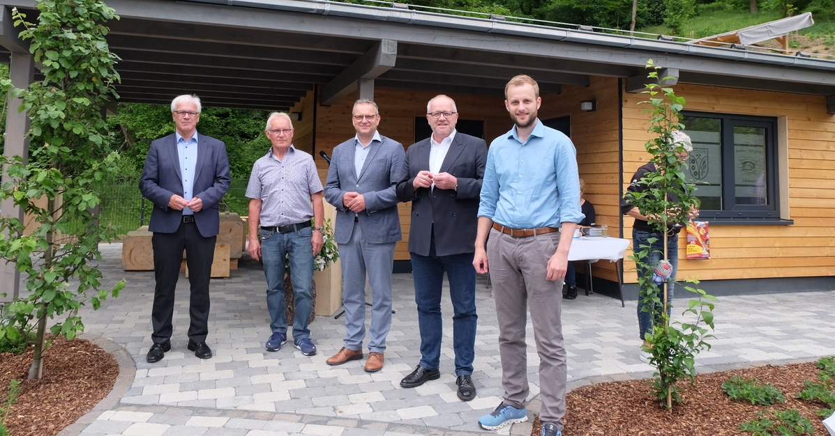 Whrend der feierlichen Einweihung des Dorfplatzes in Elkhausen. Von links Hubert Becher, Werner Holschbach, Berno Neuhoff, Landrat Dr. Peter Enders und Dr. Matthias Reuber. (Foto: KathaBe)