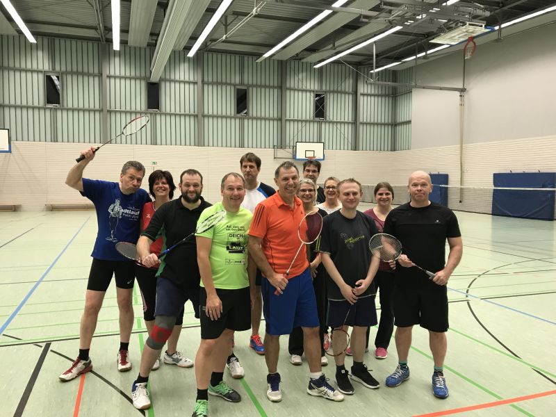 Die Teilnehmenden des Schleifchenturniers mit dem Trainer der Badmintonabteilung, Stefan Gemsleben (ganz rechts) und dem Organisator des Wettbewerbs, Michael Buchheim (4. von links). Foto: privat