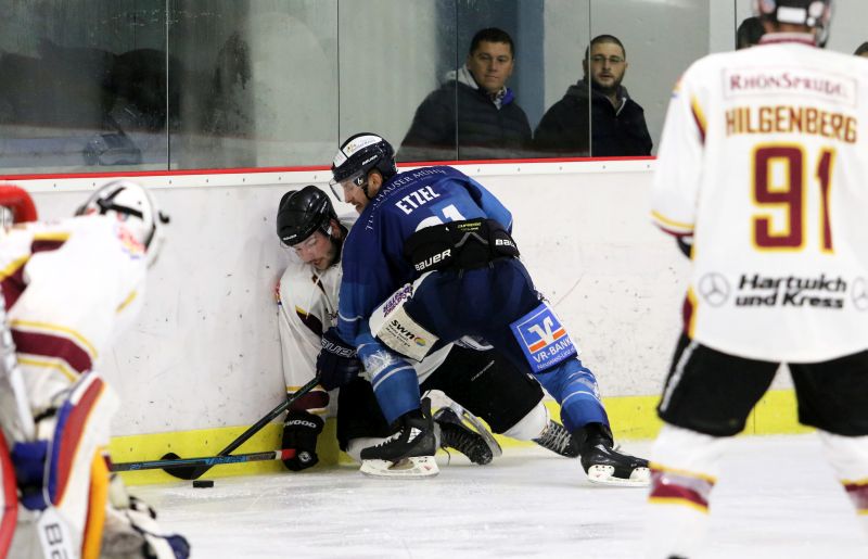 Neuwied nagelte die Luchse am Freitagabend ber weite Phasen der Partie im eigenen Drittel fest. Hier behauptet sich 1:0-Torschtze Tobias Etzel gegen seinen Ex-Klub. Foto: EHC Neuwied