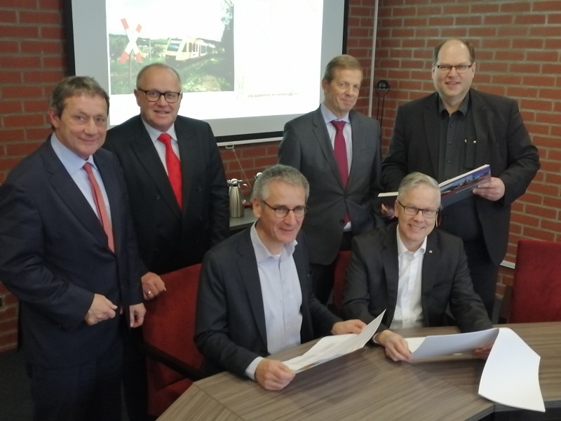 Groe Runde bei der Prsentation des neuen Fahrplans (hinten von links): Achim Schwickert, Dr. Peter Enders, Veit Salzmann, Thorsten Mller, sitzend von links: Hendrik Hering, Dr. Klaus Vornhusen. (Foto: hak)