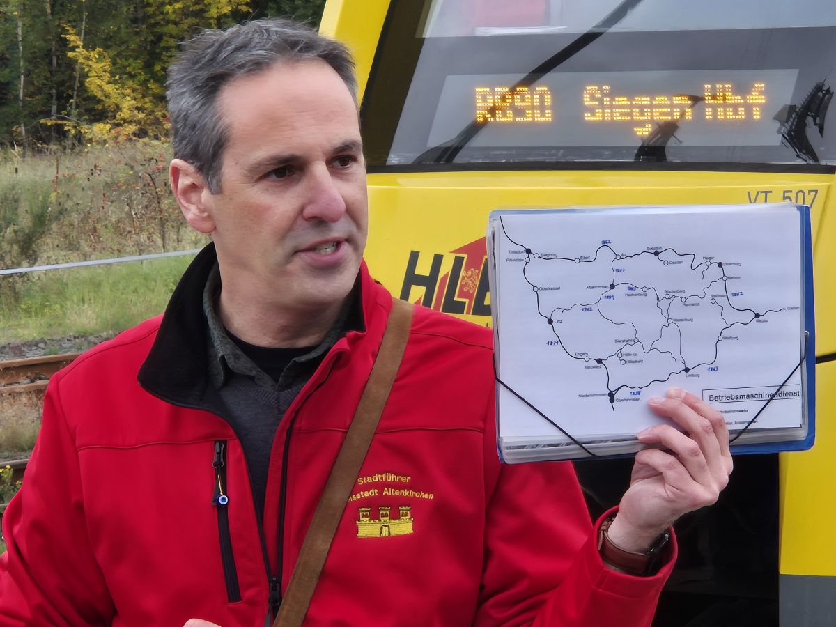 Stadtfhrer Alexander Schrt versorgte die Tour-Teilnehmer mit zahlreichen Informationen. (Foto: vh)