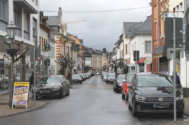 In diesem Abschnitt der Bahnhofstrae in Montabaur werden ab dem 19. Mrz neue Wasser- und Gasleitungen verlegt. Fahrzeuge und Fugnger knnen den Bereich passieren. Foto: VG Montabaur