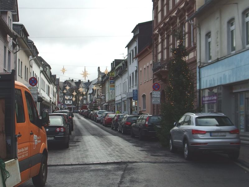 Am 11. Dezember wird in der oberen Bahnhofstrae asphaltiert. Fahrzeuge knnen die Strae zwar passieren aber nicht anhalten oder parken. Foto: Stadtverwaltung Montabaur