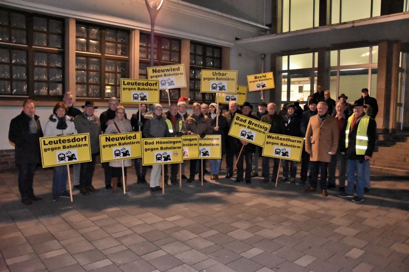 Heinz Gnter Heck aus Bad Hnningen hatte gemeinsam mit vielen Gleichgesinnten diese Demo, welche nun bereits seit sieben Jahren stattfindet, wieder organisiert. Auch Rolf Papen vom Verein Wir gegen Bahnlrm war mit von der Partie und berichtete ber die aktuelle Situation. Hauptredner war der Neuwieder Landrat Achim Hallerbach. Foto: privat